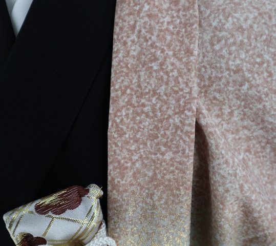 七五三の四つ身[5歳男の子用]薄茶ベージュから黒のぼかし　鷹の刺繍　袴/白色　3色の松 No.79M